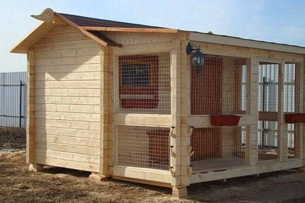 Poulailler en bois isolé