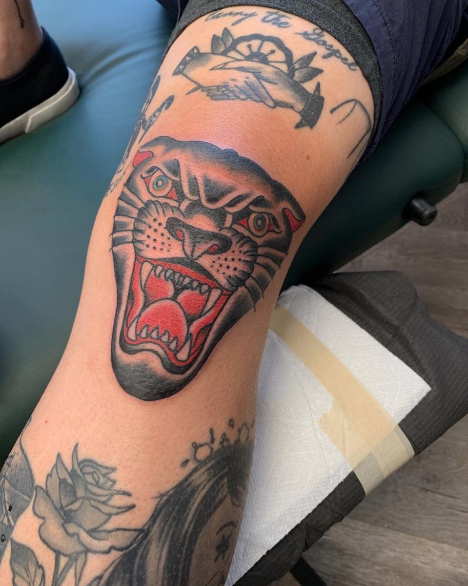 Aarons Kniescheiben-Tattoo von Rich Lajoie.