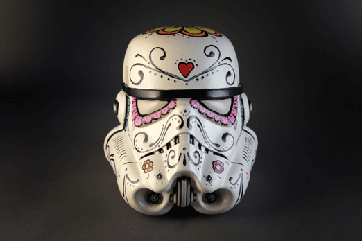 تمت إضافة لمسة ثقافية إلى Calavertia De Un Stormtrooper من الفنانة سيسيليا ألانيس.