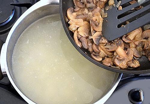 poner champiñones y cebollas en una cacerola