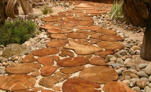 chemin de blocs de bois