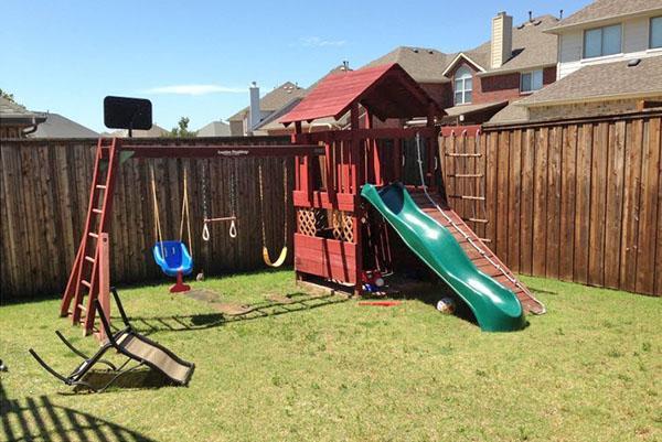 un rincón en el territorio de la cabaña para instalar un parque infantil