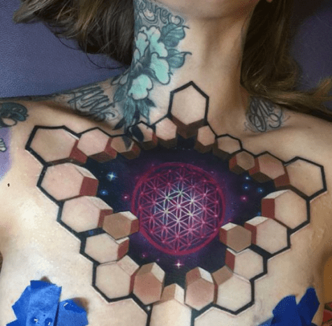 Ebenfalls in Keene ansässig, kreiert Rix innovative und außergewöhnliche Tinte, die von der psychedelischen Kultur inspiriert ist. Diese Tattoos springen buchstäblich von der Haut und überschreiten die Grenzen der künstlerischen Vorstellungskraft.