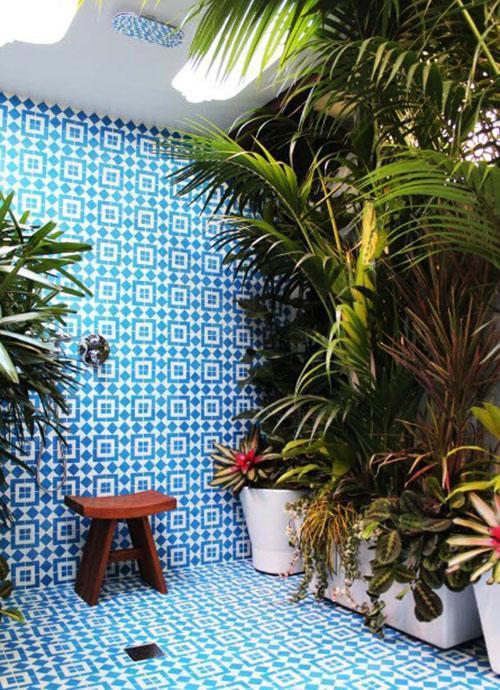 azulejos de la pared y del piso de la ducha de la casa