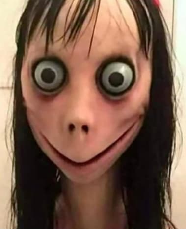 Momo ist der Name eines viralen Internettrends, der dieses sehr eindringliche Foto zeigt. Die Momo-Challenge begann Anfang August 2018 und beinhaltet, dass Leute eine mysteriöse Nummer auf WhatsApp senden, wo sie eine Antwort mit grafischen Bildern und Anweisungen für gefährliche Aufgaben zurückgeschickt bekommen.