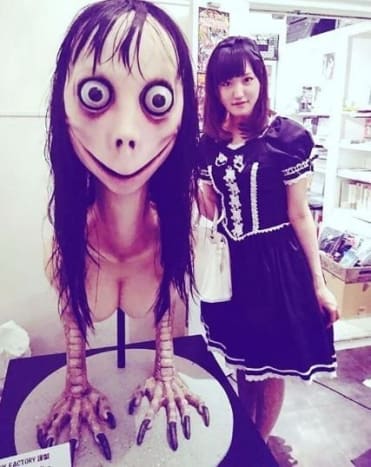 Das Bild für Momo stammt von einer japanischen Skulptur, die 2016 entstanden ist. Die Skulptur, die die Kombination eines Vogels und eines Menschen ist, ist nicht mit der Herausforderung verbunden.