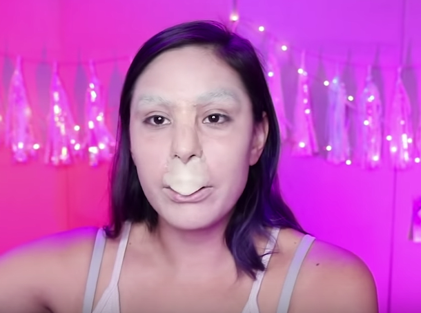 In dem Video verwendet Cupquake Spezialeffekt-Make-up, um sich in Momo zu verwandeln, und die Ergebnisse sind beunruhigend genau.